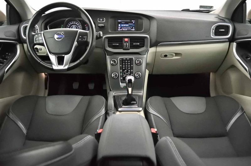 Volvo V40 2.0 150KM 2016R Momentum ASO Gwarancja Bezwypadkowy FV Marża